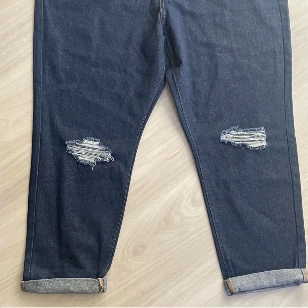 Boohoo plus rip knee mom jeans NWT dark wash distressed plus size 18